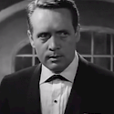 Patrick McGoohan, der Hauptdarsteller und Mitbegründer der Serie   Bild by Trailer Screenshot (Trailer for All Night Long (1962)) [Public domain], via Wikimedia Commons